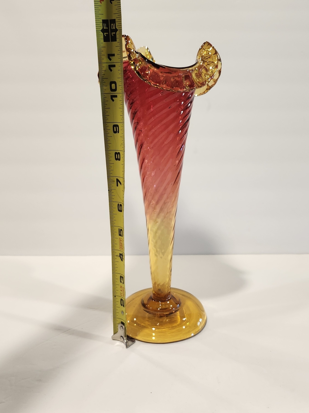 Vintage cranberry amberina trumpet vase with ruffled rim and swirl pattern - Picture 5 of 8